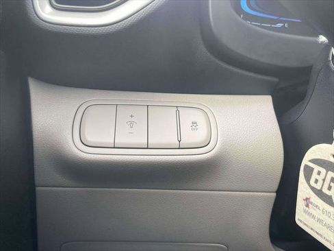 Certified 2024 Hyundai Venue SEL FWD image 17