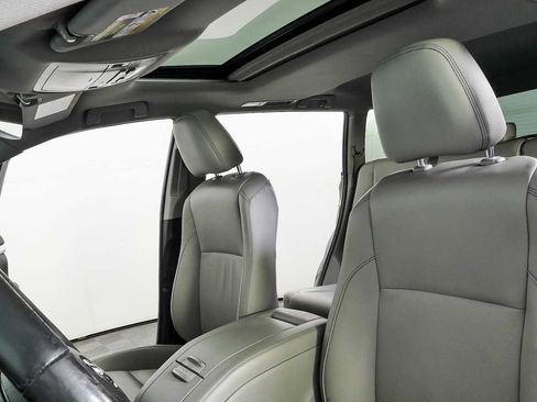 Used 2019 Toyota Highlander XLE FWD image 5