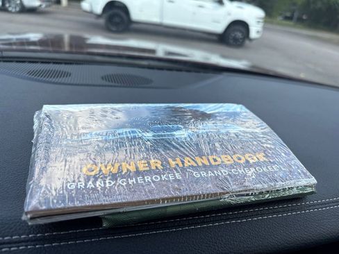 New 2025 Jeep Grand Cherokee Limited w/ Luxury Tech Group II image 28