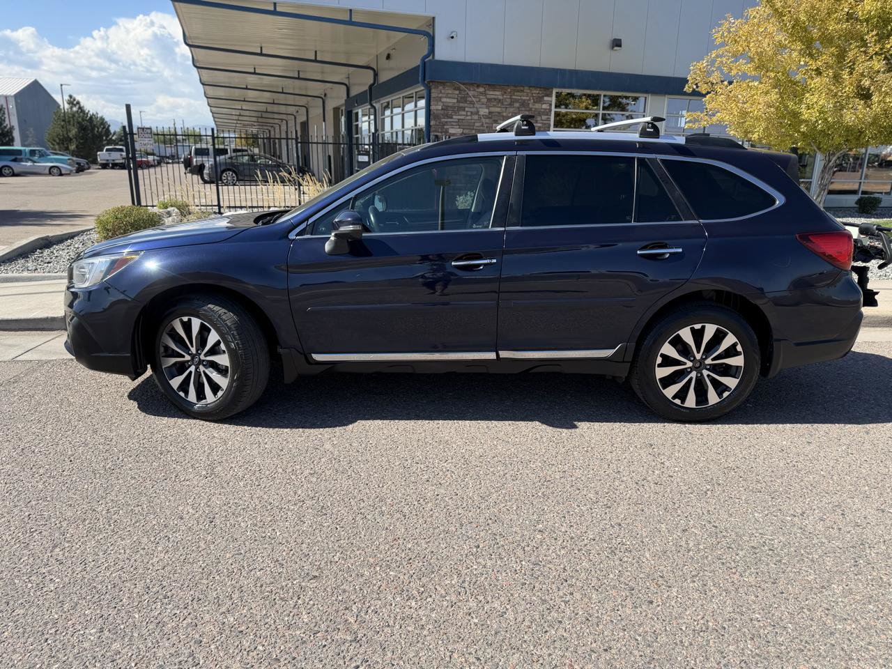 Used 2018 Subaru Outback 3.6R Touring w/ Popular Package #3 AWD/4WD image 2