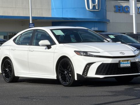 Used 2025 Toyota Camry SE FWD image 7