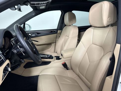 Certified 2025 Porsche Macan image 5