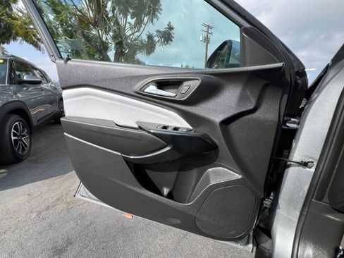 Used 2025 Chevrolet Trax LT FWD image 18