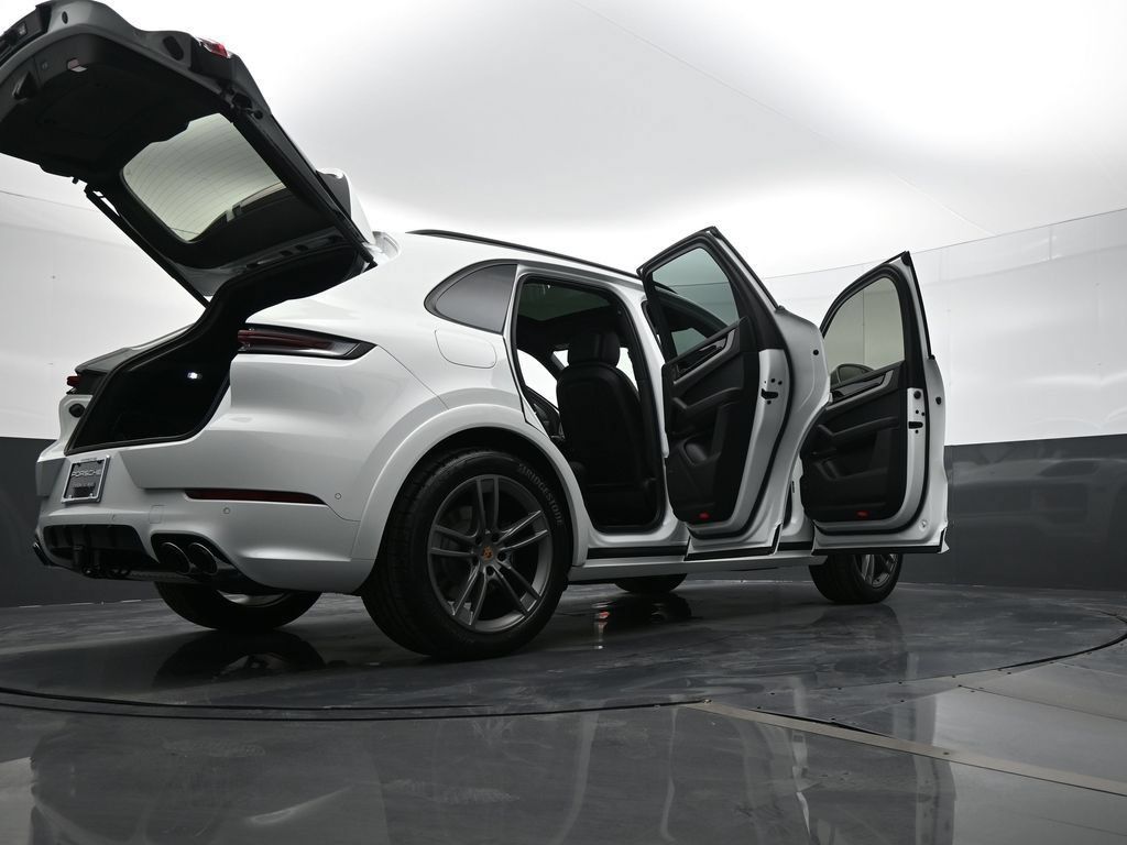 Certified 2025 Porsche Cayenne AWD/4WD image 26
