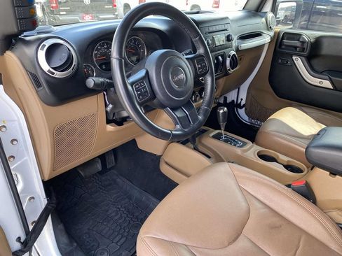 Used 2016 Jeep Wrangler Unlimited Sahara w/ Connectivity Group AWD/4WD image 18