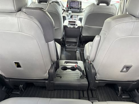 Used 2022 Toyota Sienna XLE image 35