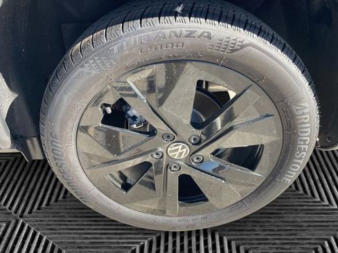 New 2025 Volkswagen Taos SE image 14