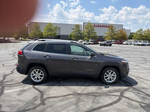 Used 2018 Jeep Cherokee Latitude Plus FWD image 3