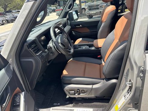 Used 2026 Lexus GX 550 w/ Accessory Package (2T) AWD/4WD image 17