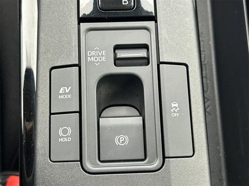 Used 2025 Toyota Prius LE image 30