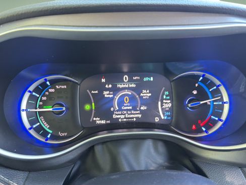 Used 2024 Chrysler Pacifica Limited FWD image 19