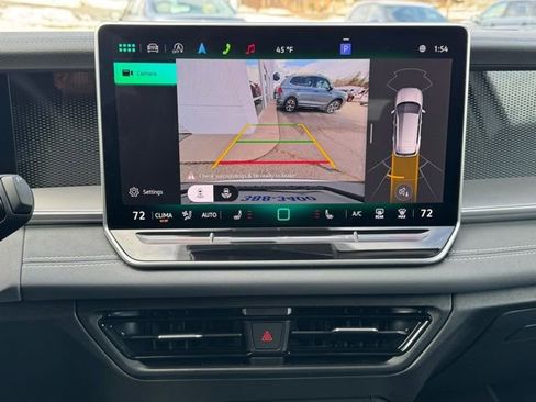 Used 2025 Volkswagen Tiguan SE image 36