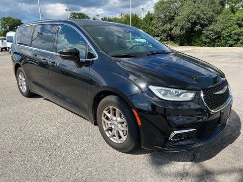 Used 2025 Chrysler Pacifica Select FWD image 3
