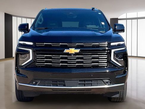 Used 2025 Chevrolet Suburban High Country AWD/4WD image 3