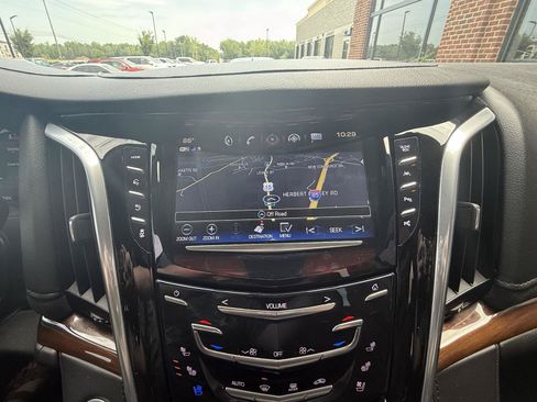 Used 2020 Cadillac Escalade Premium Luxury RWD image 32
