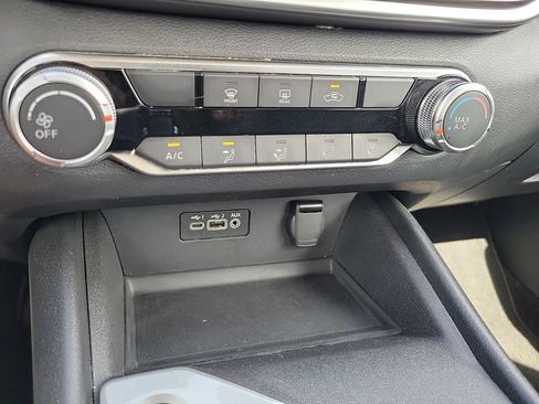 Used 2025 Nissan Altima 2.5 SV FWD image 17