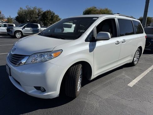Used 2015 Toyota Sienna XLE image 3