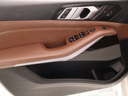 Used 2019 BMW X5 xDrive50i w/ M Sport Package image 18