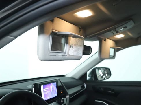 Used 2023 Toyota Highlander L FWD image 19
