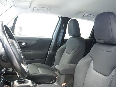 Used 2017 Jeep Renegade Latitude w/ Cold Weather Group image 28