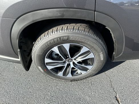 New 2025 Toyota Highlander FWD image 11