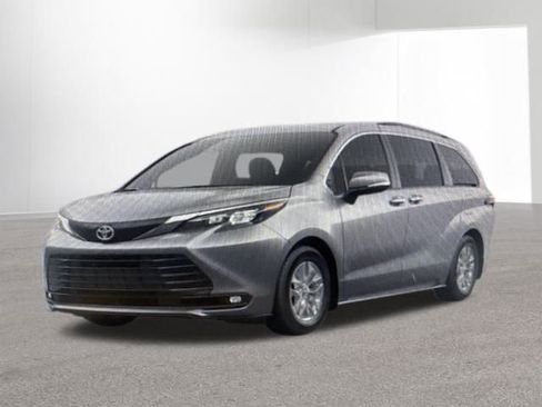 Used 2026 Toyota Sienna XLE image 1