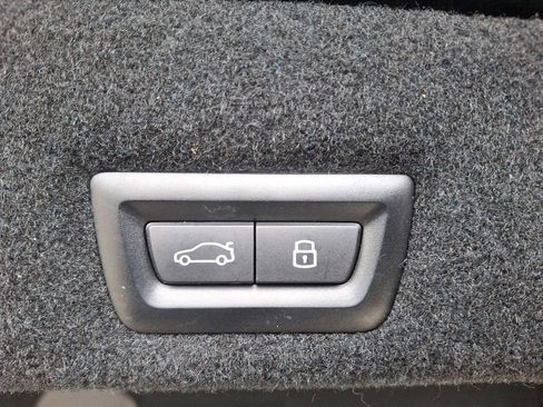 Used 2023 BMW 740i w/ Parking Assistance Package image 29