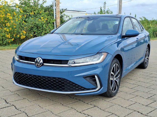 Used 2025 Volkswagen Jetta SE FWD image 3
