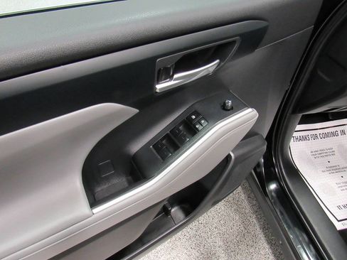 Used 2022 Toyota Highlander XLE AWD/4WD image 31