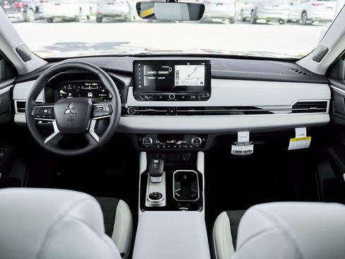 New 2026 Mitsubishi Outlander SE image 33