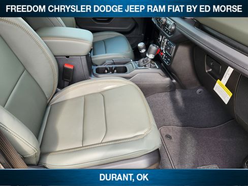 New 2025 Jeep Gladiator Mojave image 9