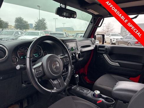 Used 2016 Jeep Wrangler Unlimited Rubicon w/ Connectivity Group image 18