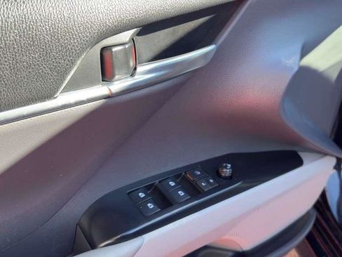 Used 2020 Toyota Camry LE image 14