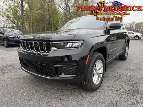 Used 2025 Jeep Grand Cherokee Laredo X w/ Luxury Tech Group I image 3