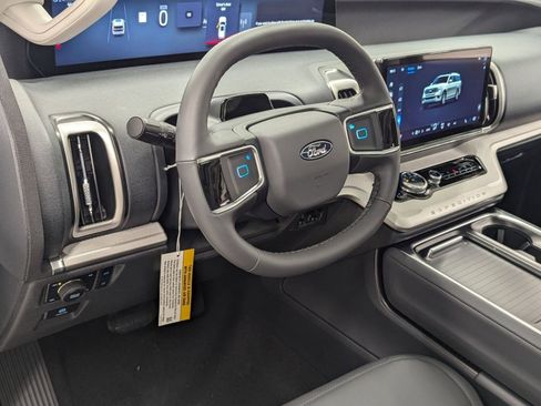 New 2026 Ford Expedition Active image 3