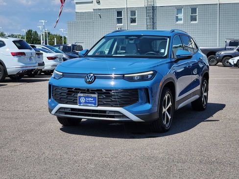 Used 2025 Volkswagen Tiguan SE AWD/4WD image 3