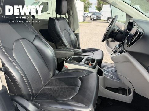 Used 2023 Chrysler Pacifica Touring-L FWD image 34