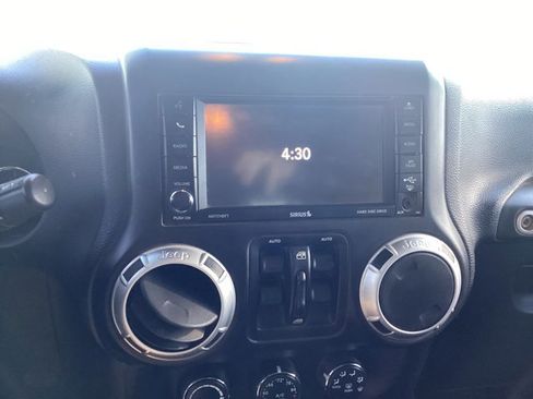 Used 2015 Jeep Wrangler Unlimited Rubicon w/ Connectivity Group image 15