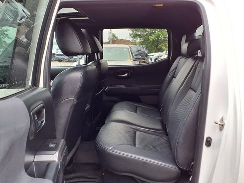 Used 2019 Toyota Tacoma TRD Off-Road AWD/4WD image 9