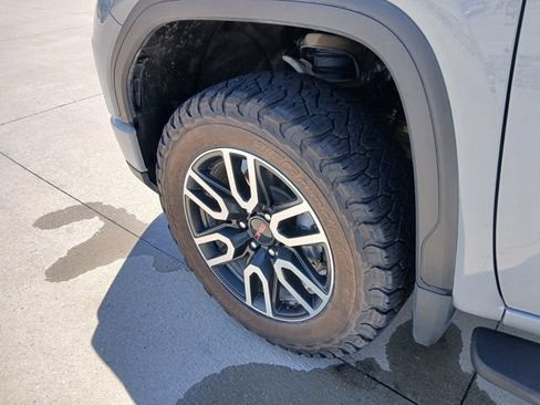 Used 2024 GMC Sierra 1500 AT4 w/ Technology Package AWD/4WD image 10