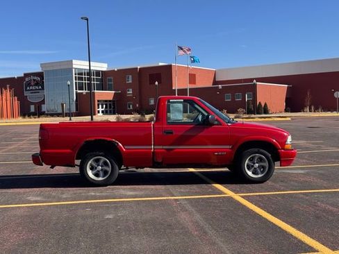 Used 1999 Chevrolet S10 Pickup LS w/ Preferred Equipment Group image 2