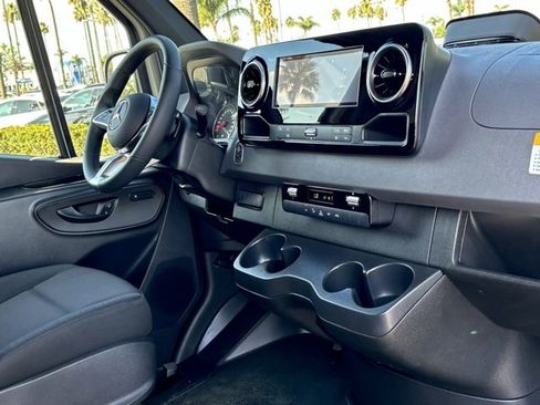 Used 2025 Mercedes-Benz Sprinter 2500 image 31