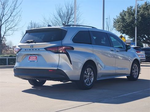 Used 2021 Toyota Sienna LE image 3
