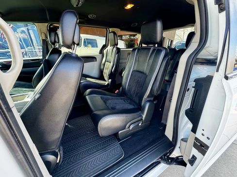 Used 2018 Dodge Grand Caravan SXT image 15