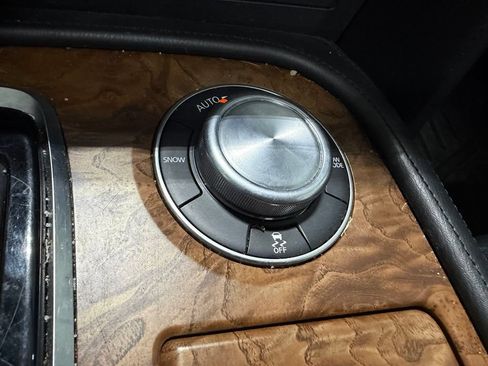 Used 2022 Nissan Armada SL w/ Captain's Chairs Package AWD/4WD image 5