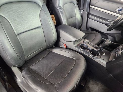 Used 2018 Ford Explorer XLT w/ Equipment Group 201A AWD/4WD image 11