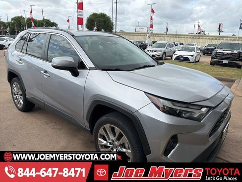 Used 2022 Toyota RAV4 XLE Premium image 3