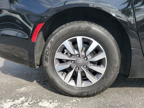 Used 2024 Chrysler Pacifica Select image 5