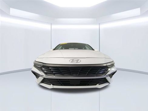 Used 2025 Hyundai Elantra SEL FWD image 43