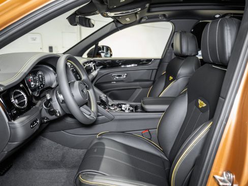 Used 2025 Bentley Bentayga image 18